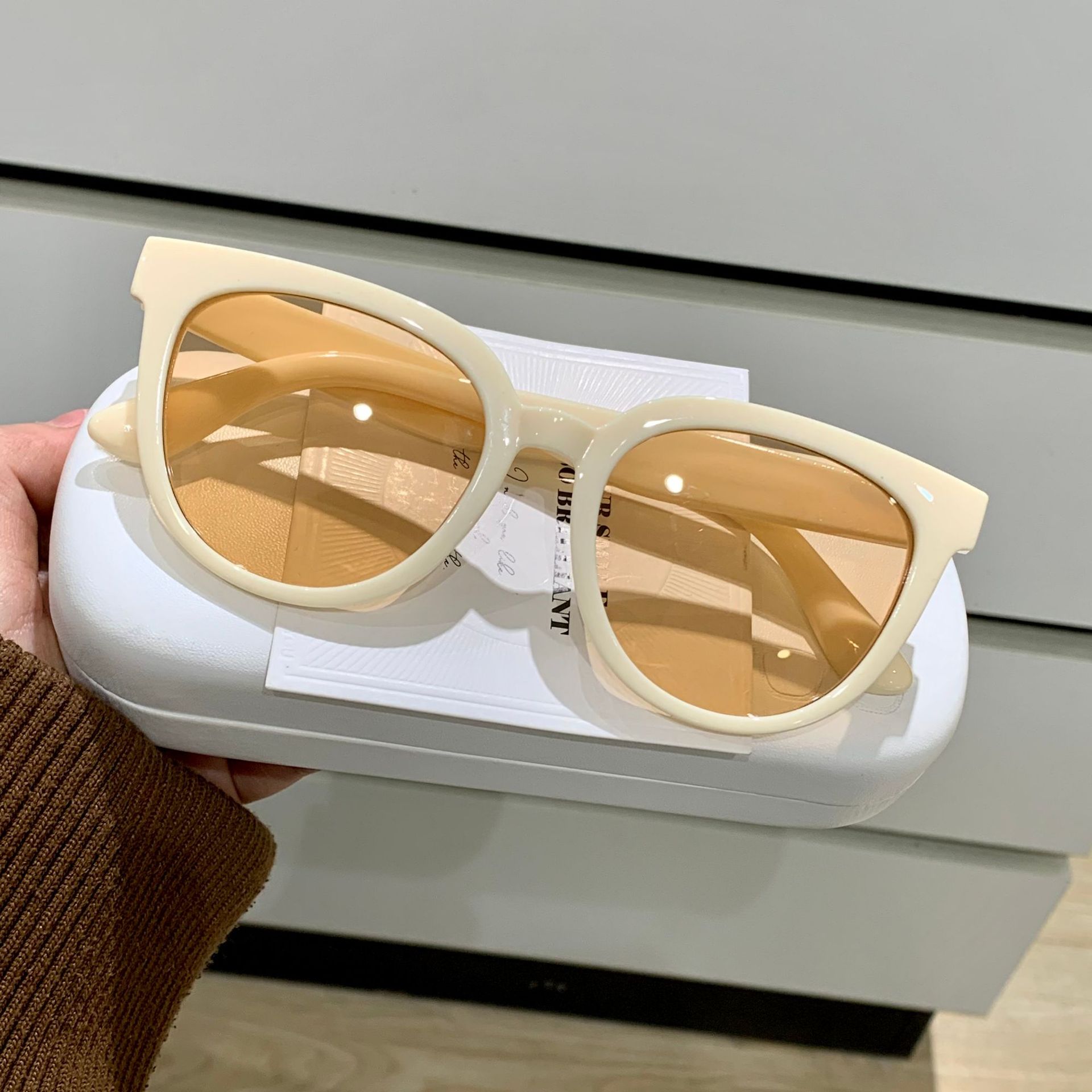 2025 Hot new free shipping designer glasses for womens sunglasses Face saving and UV resistant sunglasses for street photography fashion