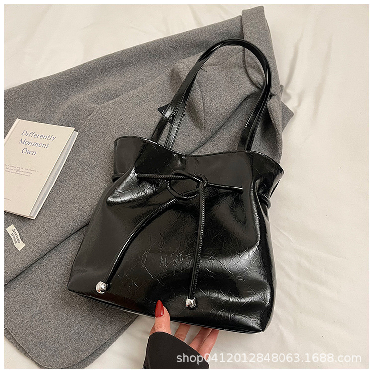 Korean lazy style large capacity tote for women 2025 new strap bow pleated oil wax leather shoulder bag ddmythur