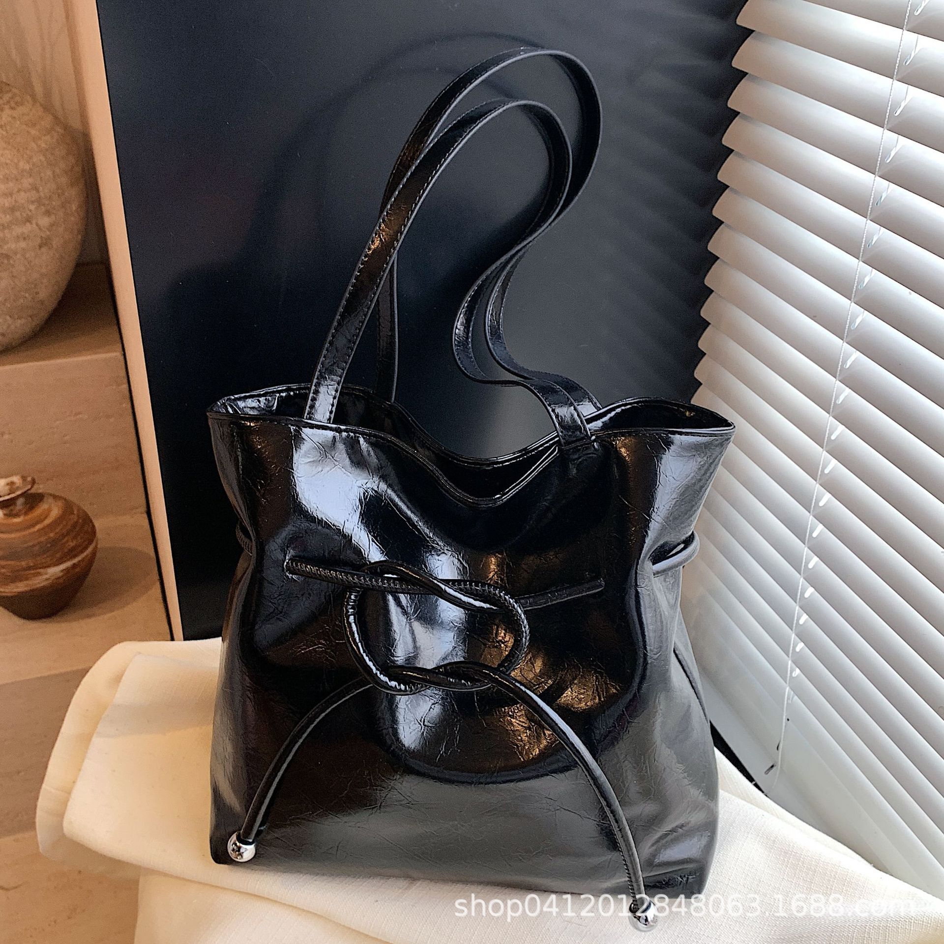 Korean lazy style large capacity tote for women 2025 new strap bow pleated oil wax leather shoulder bag ddmythur