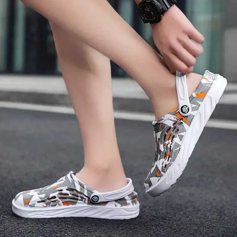 New Arrival Mens summer shoes mens hole sandals hollow breathable flip sandals fashionable beach slippers anti slip EVA soles T250407