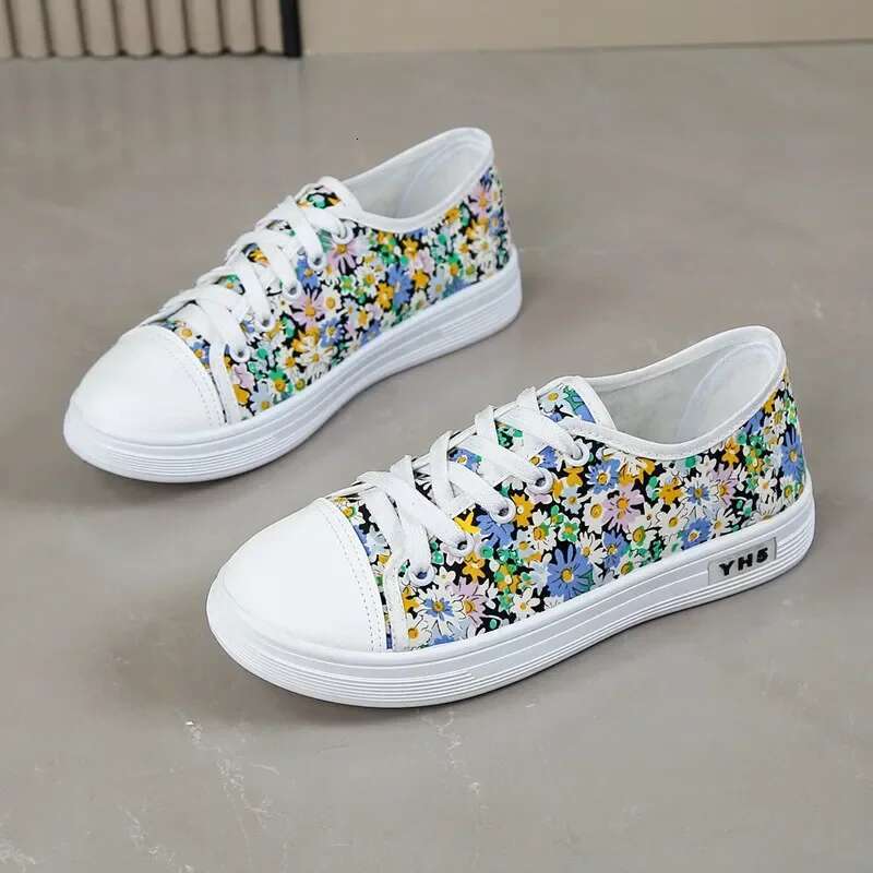 2025 New Women's Lightweight Green Lace Anti slip Canvas Student Shoes Red Cool Work Shoes Designer Women's Trendy Casual Shoes1