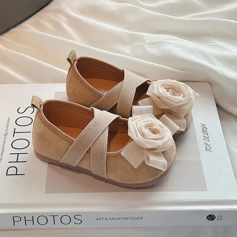 Girls Princess Shoes with Sweet Flowers Kids Flat Shoes Soft Sole Girls Moccasins Fashion Versatile Dance Shoes Cute 250407