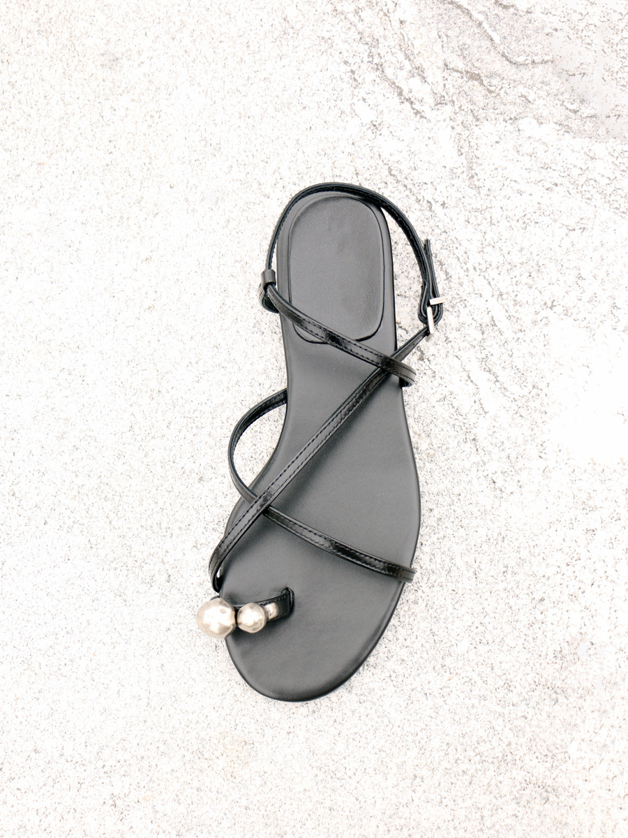 hot 2025 Women's genuine leather metal toe-ring Roman summer style open-toe flat sole one-word cross strap sandals new design