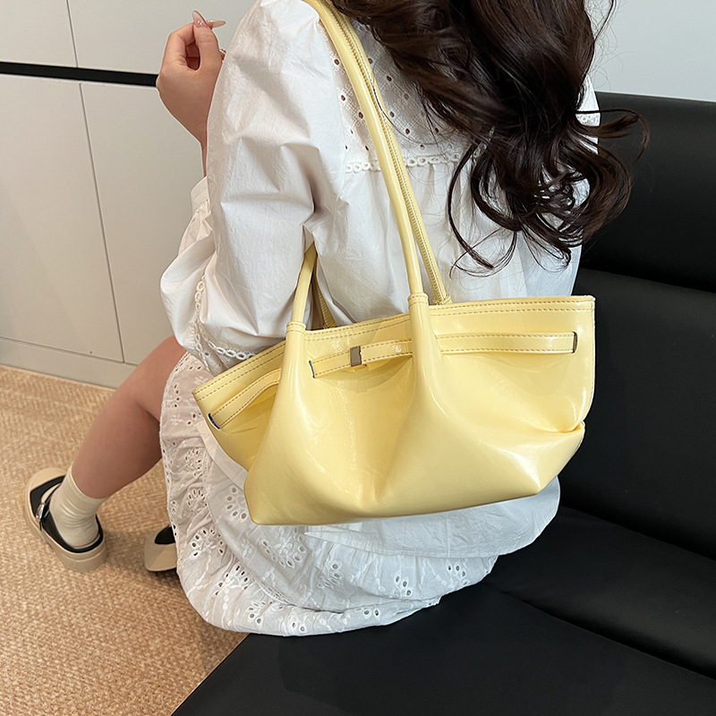 2025S New Model Designer Large Capacity For Women S Spring And Summer Versatile New Casual Niche Single Shoulder Armpit Pleated Commuting Tote Bag Tot