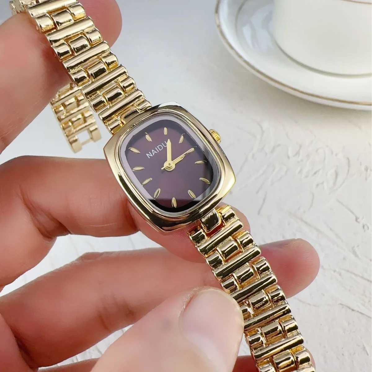 New Womens Watch Light Luxury Medieval Simple Retro Womens Watch Fashion Quartz WatchT250408