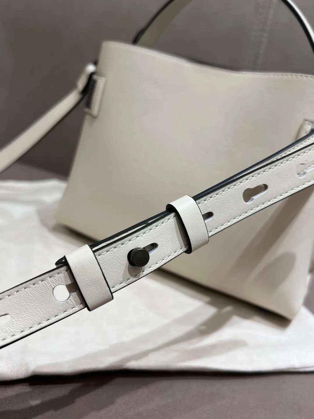 New Style High Quality Fashion Cowhide Small Bag Can Be Carried Or Crossbody 22*17*9