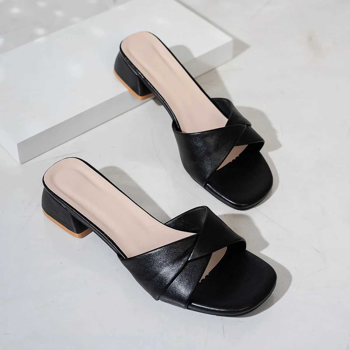 Summer 2025 new Fi open sole solid color leather surface Versatile candy color large slider square sole for womenXJ250407
