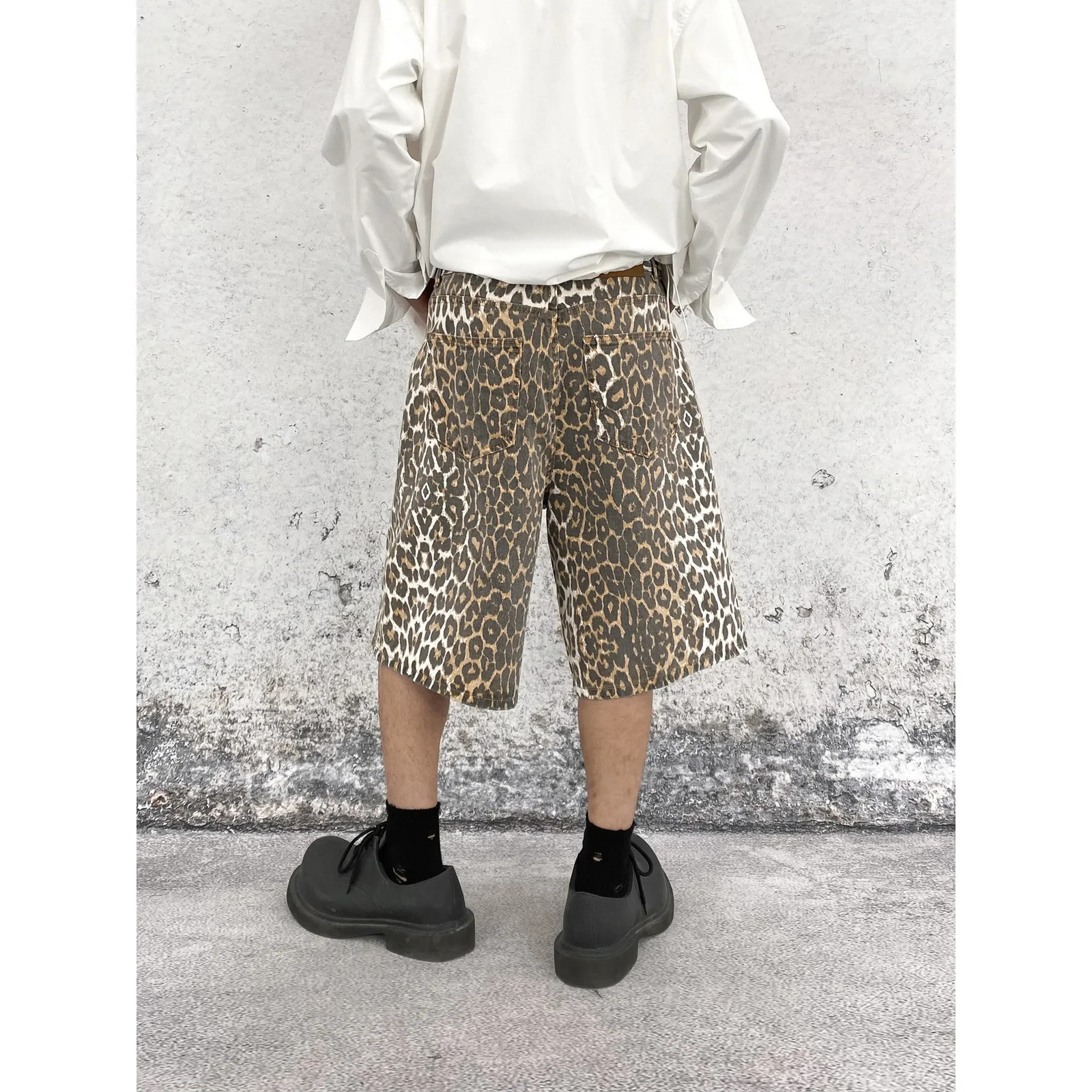 Retro straight leg wide leg denim shorts suitable for mens casual and loose fit American leopard print retro spring 250402