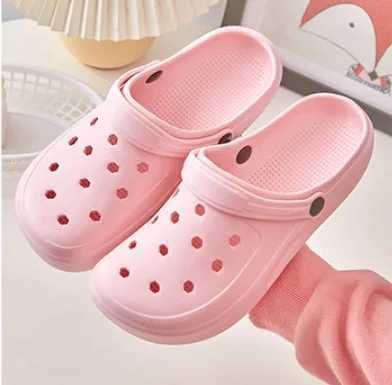 New Arrival Womens Fashion Sliding Sandals Summer 2025 Thick soled Soft Eva Clogs Garden Shoes Womens Hollow Anti slip Beach Sandals T250407