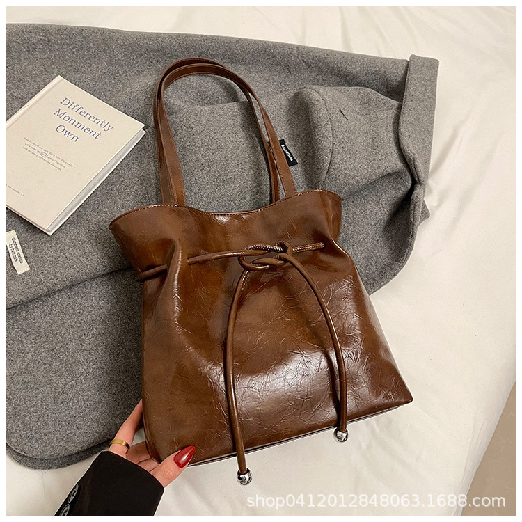 Korean lazy style large capacity tote for women 2025 new strap bow pleated oil wax leather shoulder bag ddmythur