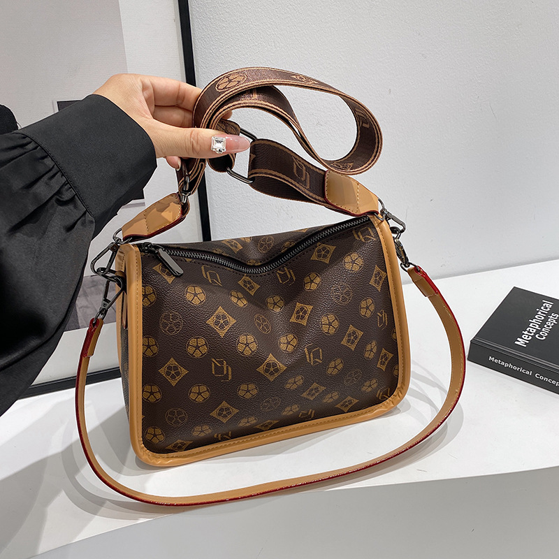 This year's popular bags New crossbody bag feminine all-in-one shoulder bag Boston bag Fashion commuter bag 2025