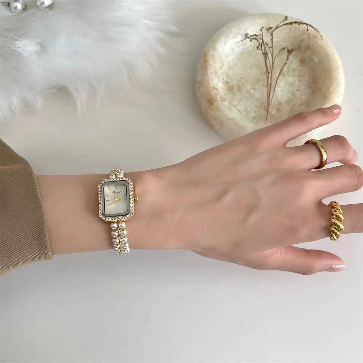 Square womens watch sports retro fashion small dial womens retro shell pearl chain quartz watch women Relogio womenT250408