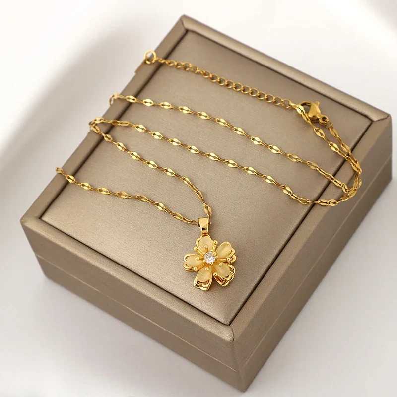 360 rotatable decompression five petal flower pendant necklace birthday gift family gift accessories Y250408