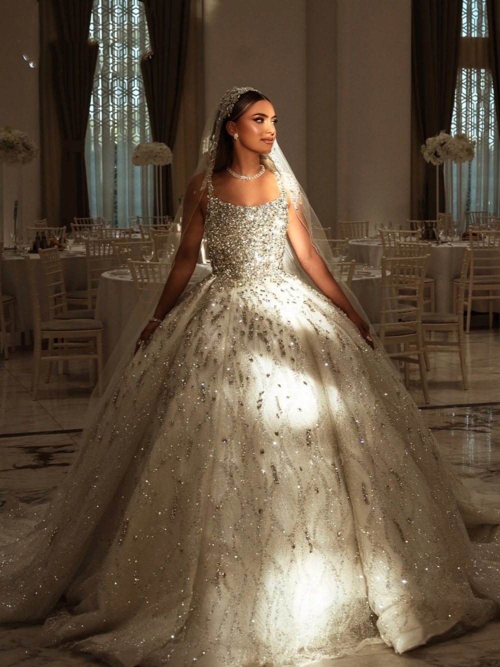 Exquisite Crystals Ball Gown Wedding Dress Glitter Women Party Wear No Veil Charming Customized Sequined Rhinestone Bridal Dress
