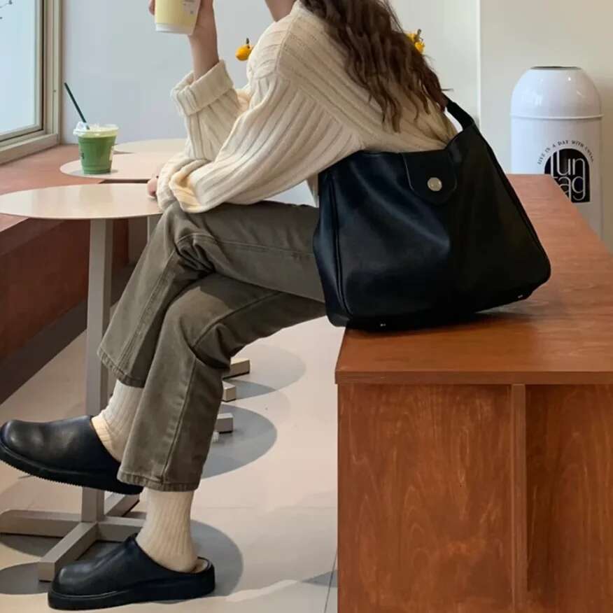 Autumn Women Retro Style Shoulder Tote Bags With Large Capacity Female New Fashion High Quality Handbag For Crossbody Carrying