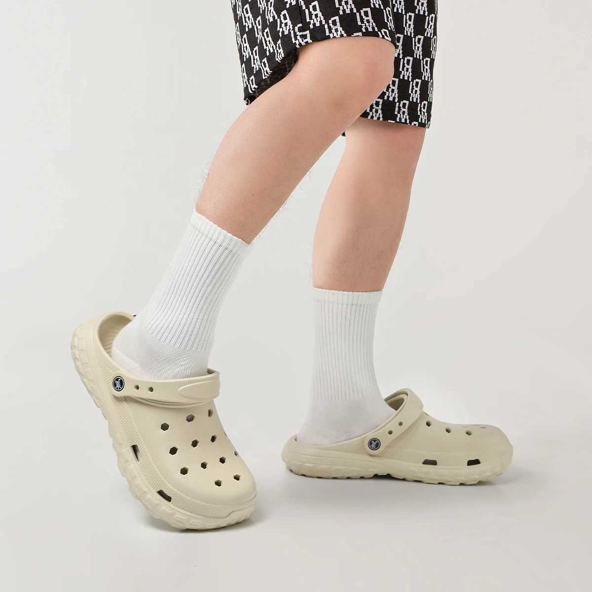 New Arrival Womens and mens hole shoes summer non slip outdoor sandals closed toe feel beach slider thick sole soft sole T250407