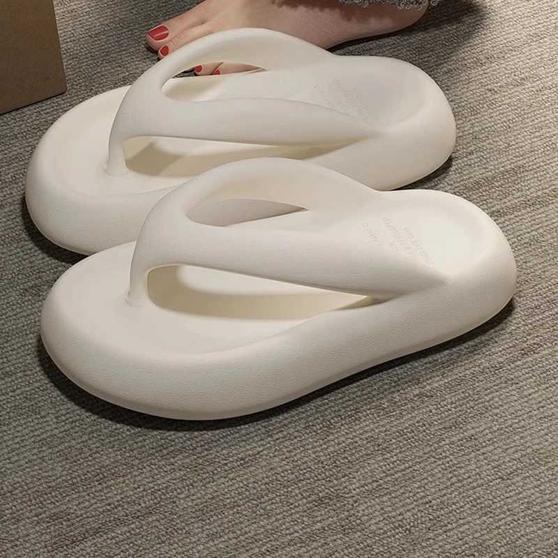Japanese thick soled flip top womens summer outdoor wear 2024 new EVA anti slip and anti tooth height increasing beach shoesXJ250407