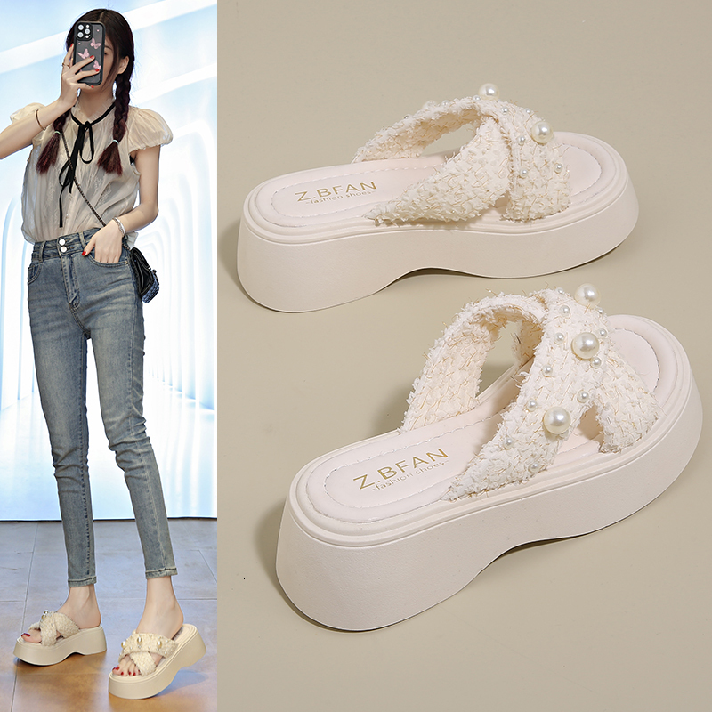 2025 New Summer Sandals and Slippers Designer Women's Sandals Trendy Casual Beach Sandals1