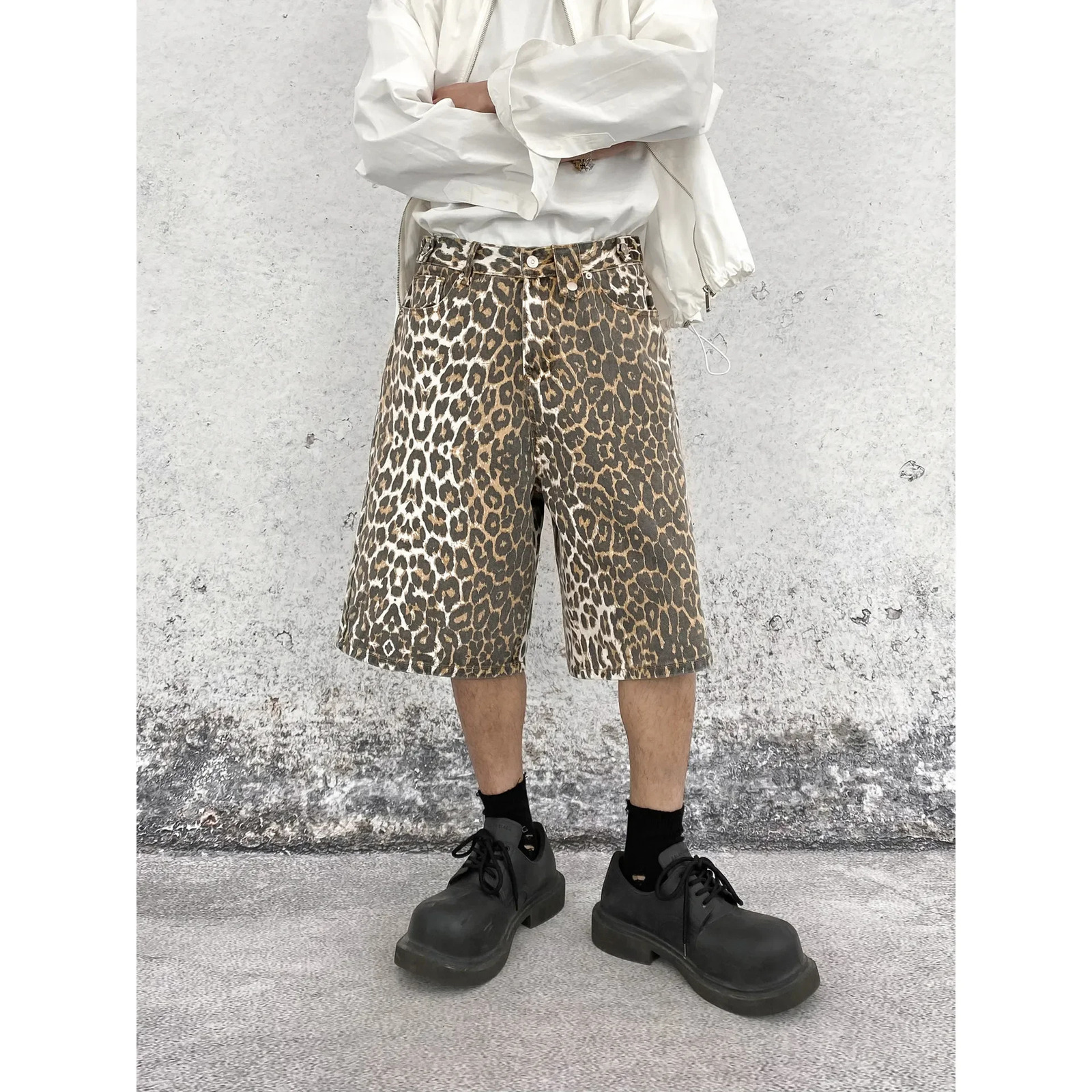 Retro straight leg wide leg denim shorts suitable for mens casual and loose fit American leopard print retro spring 250402