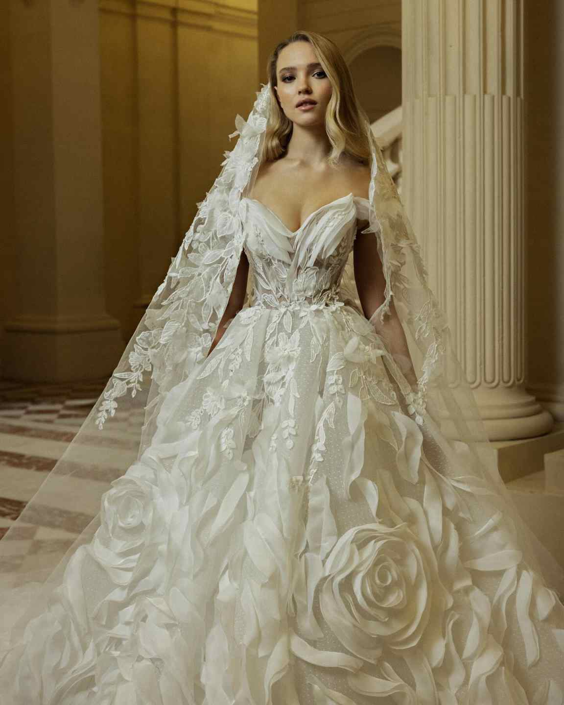 3 Meters Graceful White Ivory Wedding Veils With 3D Floral Appliques Long Lace Edge Bridal Head Veil with Comb For Marriage Bride Women's Accesso