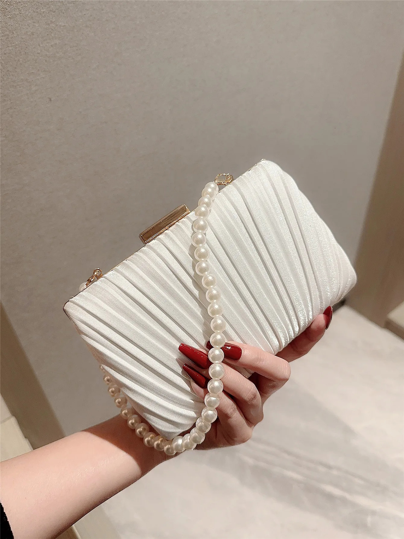 Womens casual pleated satin box dinner bag artificial pearl handbag romantic wedding bag wedding gift bag wedding gift bag 250402