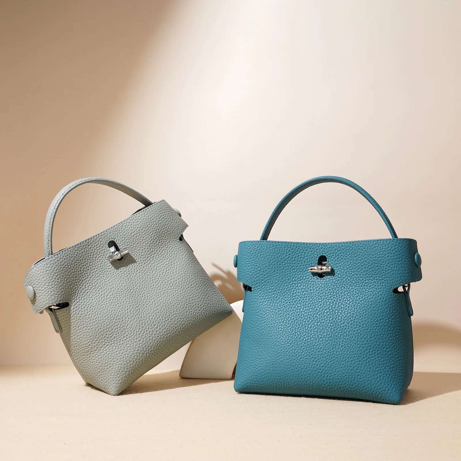 2025 Bucket Handbag Commuting New Fashion Crossbody Women's Designer Small Tote Bag Famous Shoulder Bags