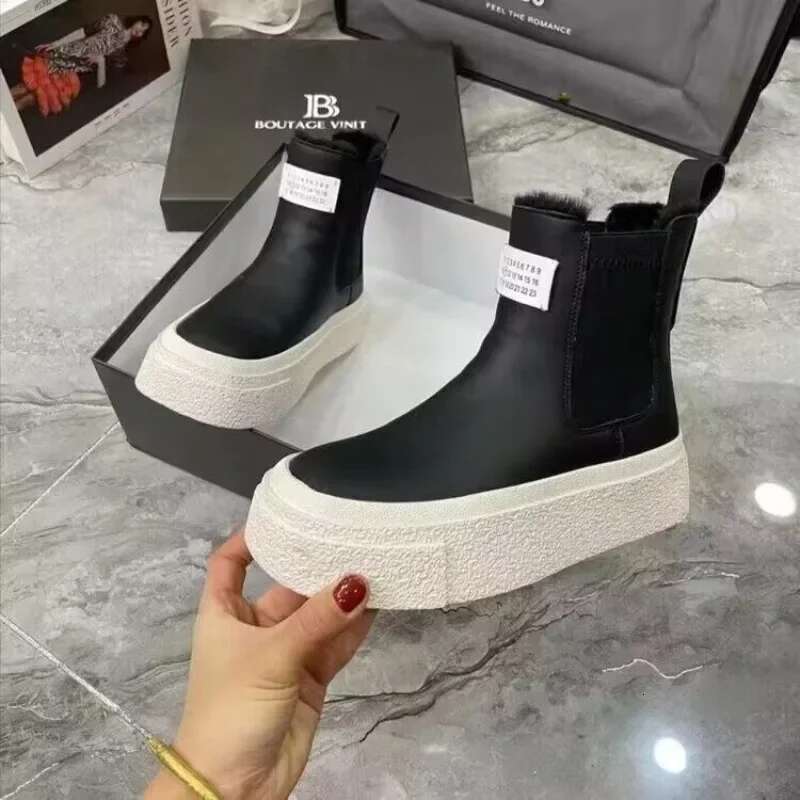 2025 Women's Winter White Fur Ankle Anti slip Thick Warm Cotton Short Boots Designer Women's Suitable for Various Occasions1