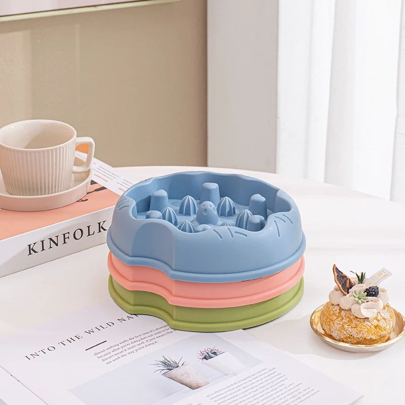175283 The outer side of the bowl is wrapped in soft plush material, providing warmth in winter and keeping cats' paws warm during meals.