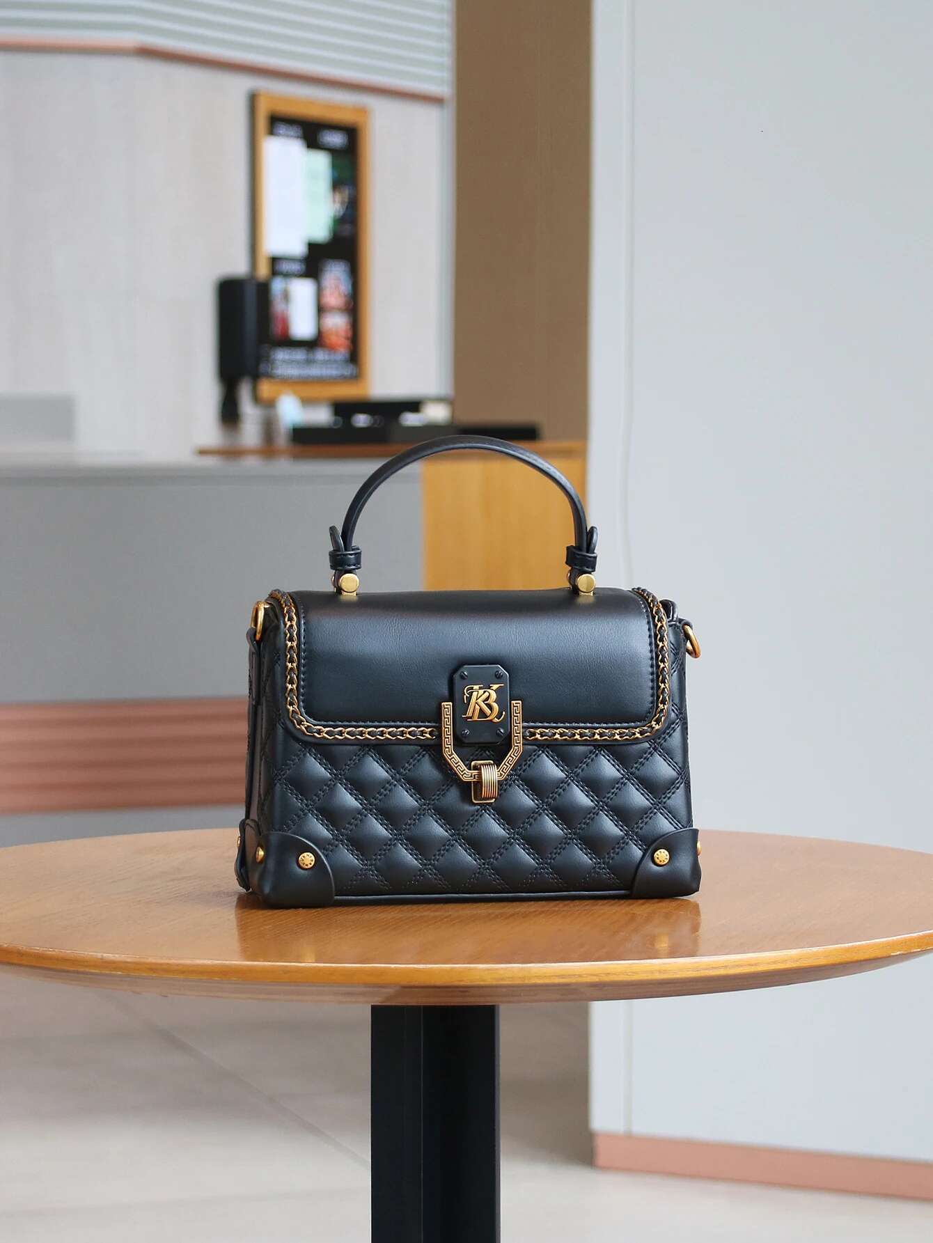Fashion New 2025 Bag Light Temperament Versatile Commuter Women's Dia Embroidered Thread Handbag Lock Fashion