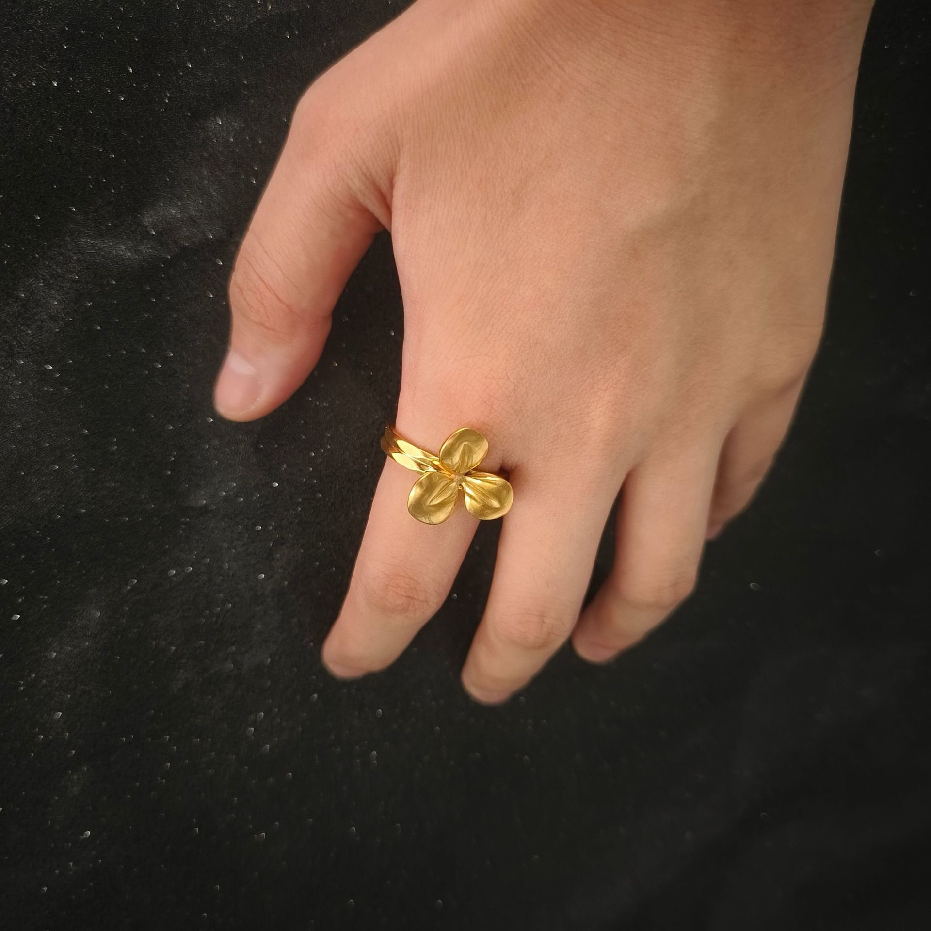 Top source new fashionable and versatile high-end niche light luxury clover ring does not fade hand jewelry