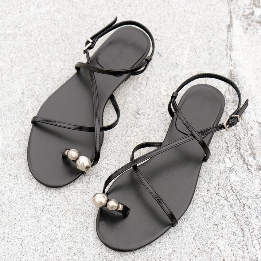 hot 2025 Women's genuine leather metal toe-ring Roman summer style open-toe flat sole one-word cross strap sandals new design