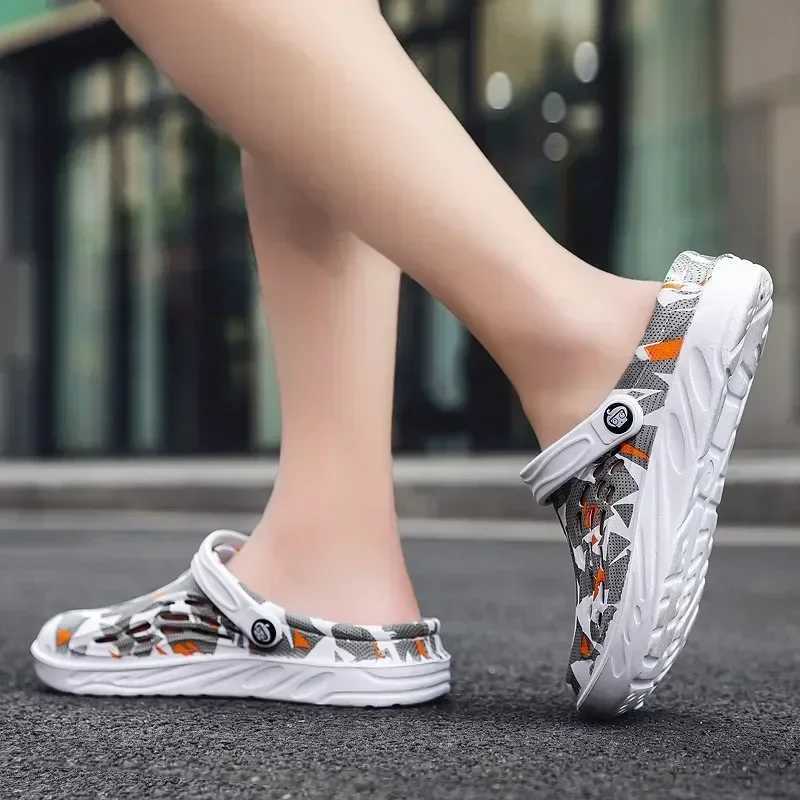 New Arrival Mens summer shoes mens hole sandals hollow breathable flip sandals fashionable beach slippers anti slip EVA soles T250407