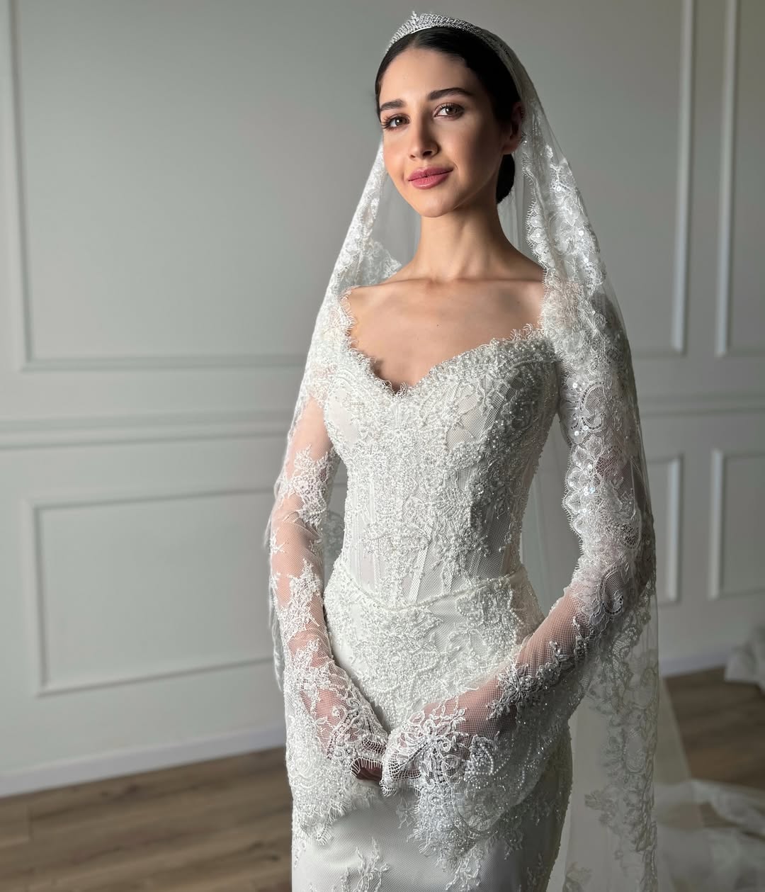 Designer Wedding Dress Sexy V Neck Off The Shoulder Transparent Lace Embroidery Mermaid Bridal Gowns With Veil BC21610 N08