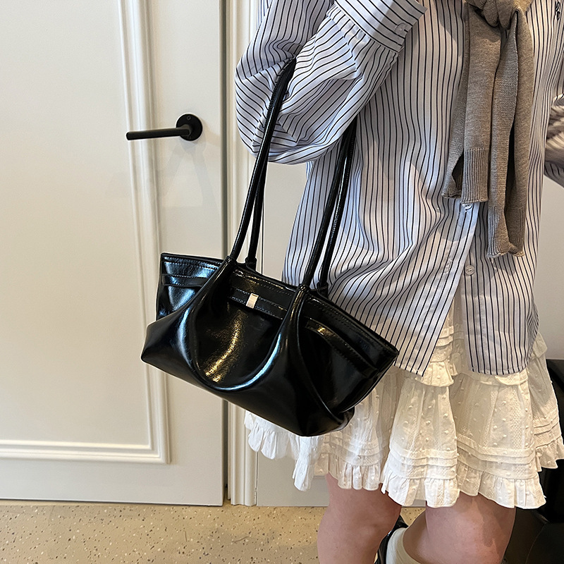 2025S New Model Designer Large Capacity For Women S Spring And Summer Versatile New Casual Niche Single Shoulder Armpit Pleated Commuting Tote Bag Tot