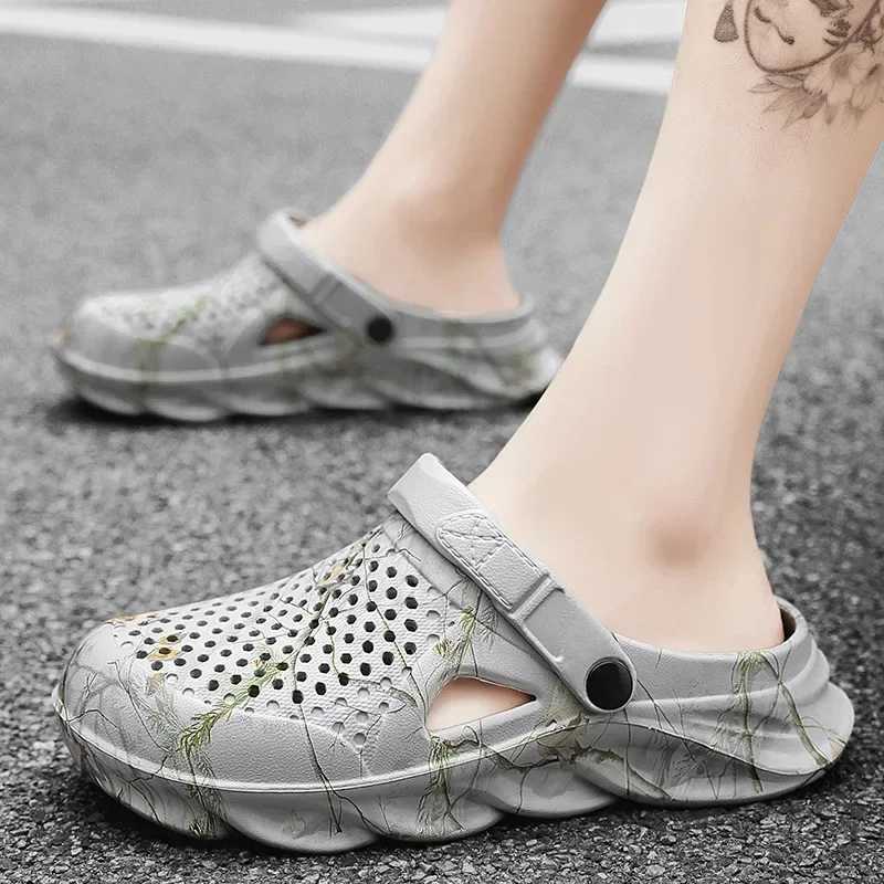 New Arrival Mens summer slippers thick soled mens clock sandals hollow breathable flip sandals fashionable beach slippers T250407