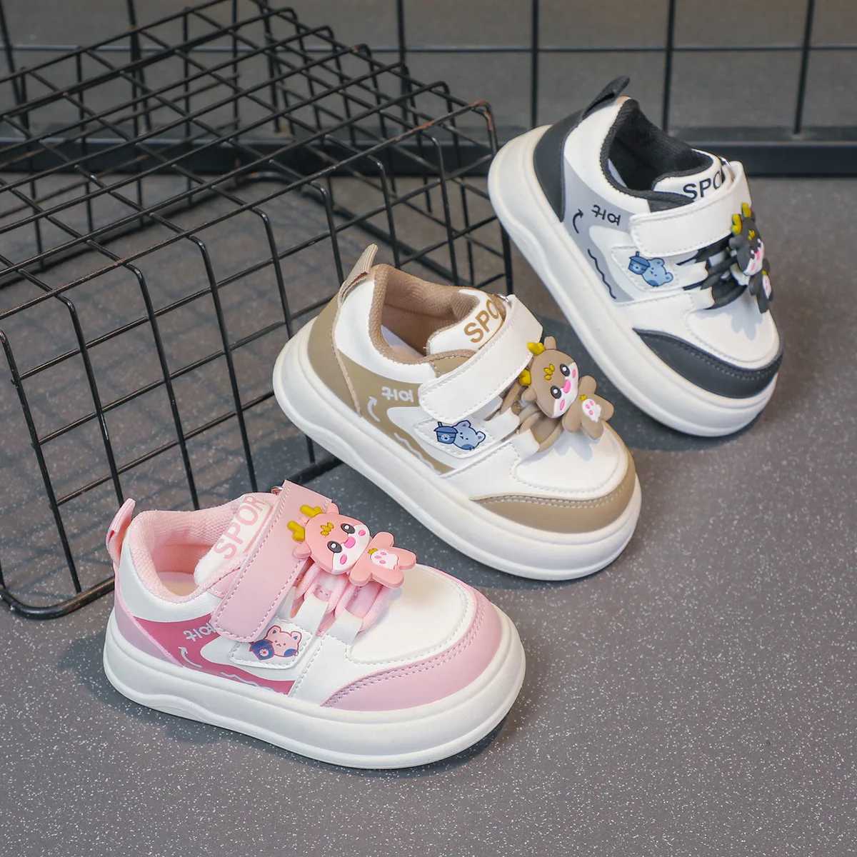 Girls fashionable sports shoes bear childrens anti slip casual shoes thick soled shoes childrens board shoes W250407