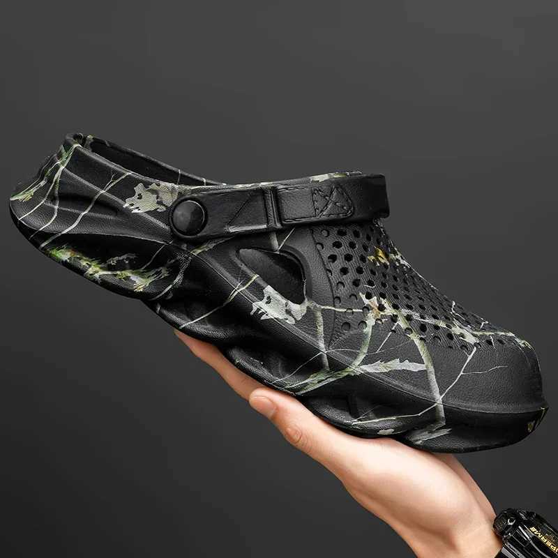 New Arrival Mens summer slippers thick soled mens clock sandals hollow breathable flip sandals fashionable beach slippers T250407