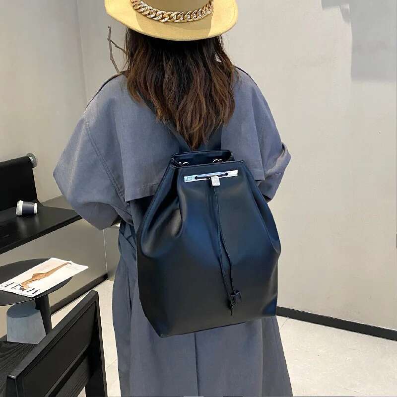 2025 New Vintage Leather Bucket For Women Designer Handbag And Purse Wdrawstring Adjustable Crossbody Shoulder Bag