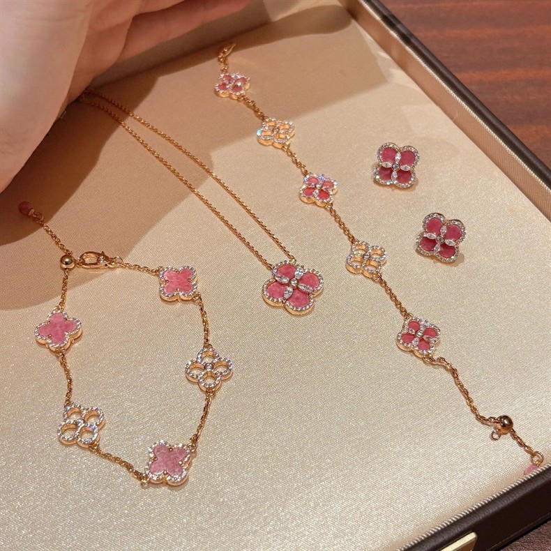 Designer Necklace Four Petal Clover Flower Charm Chain for Women 18K Gold Plated Paved AAA Zircon Diamond Pink Crystal Gift Dinner Wedding Jewelry Dro