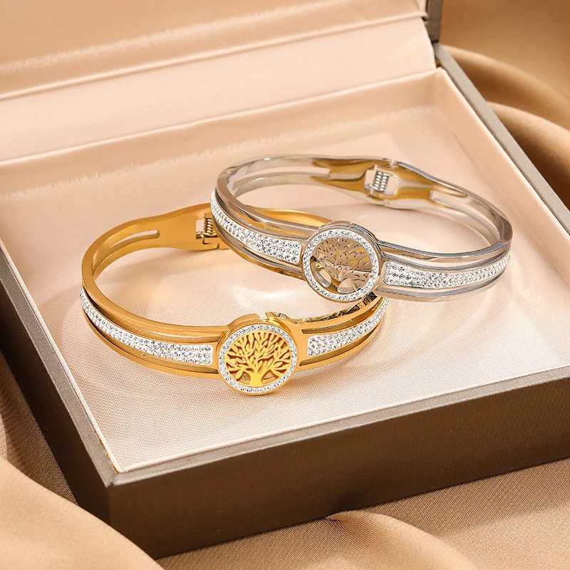 304 Stainless Steel Retro Hollow Inlaid Zircon Tree Of Life Peace Pendant Necklace Bracelet Earrings Ladies Wedding Jewelry Set Y250408