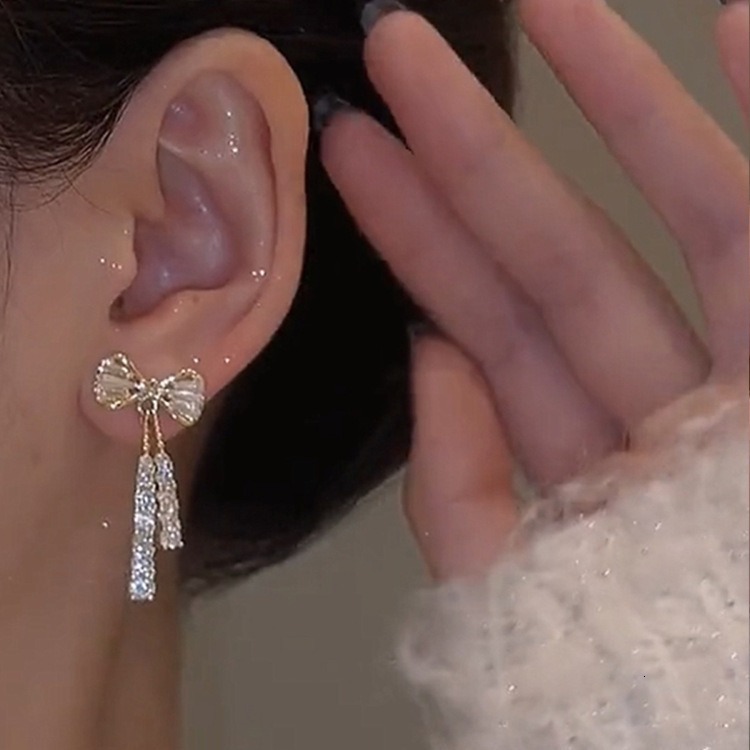 Ladies, take a look Full dia bow tassel earrings, women's niche high-end light earrings