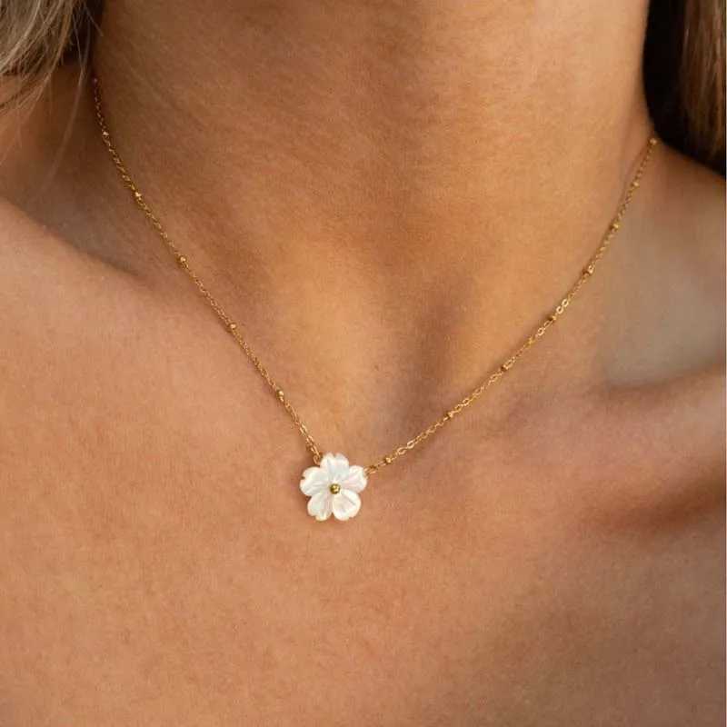 Stainless steel shell flower pendant necklace womens retro gold heart-shaped necklace romantic necklace jewelry gift Y250408