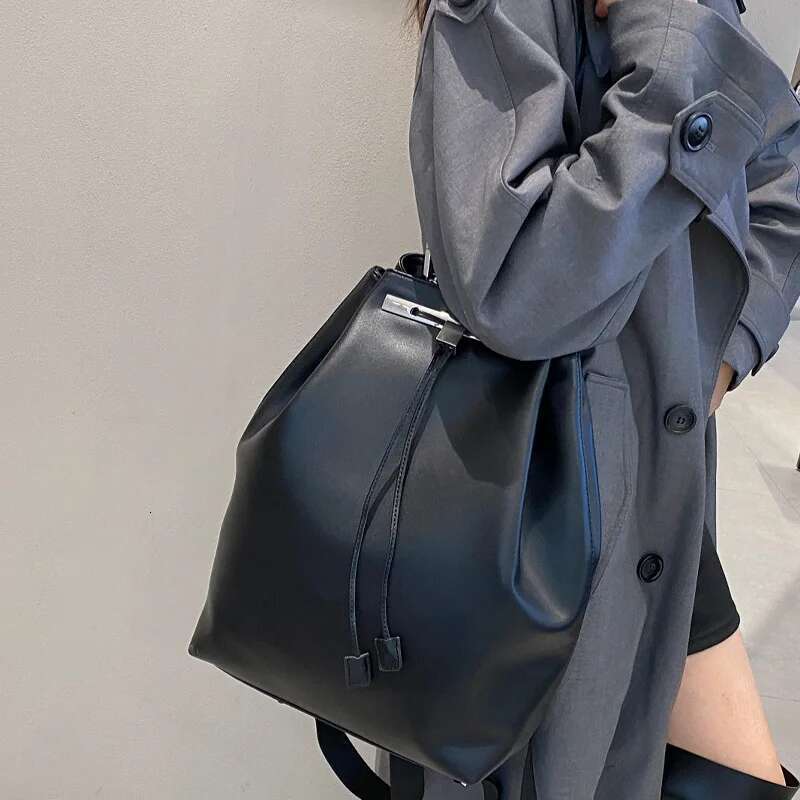 2025 New Vintage Leather Bucket For Women Designer Handbag And Purse Wdrawstring Adjustable Crossbody Shoulder Bag