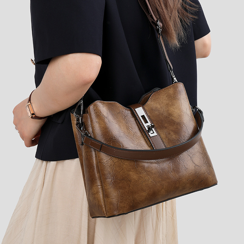 2025 New Bucket Bag Female Retro Fashion Large Capacity Tote Bag Commuter Crossbody Shoulder Handbag
