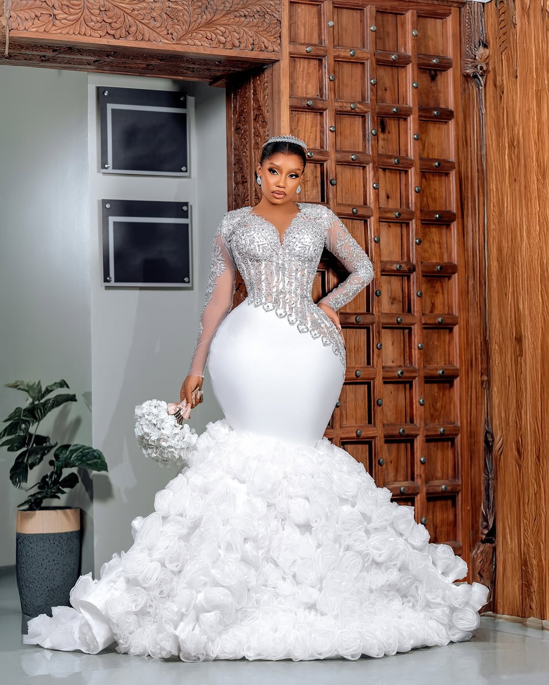Gorgeous V Neck Wedding Dresses Rhinestone Bridal Gowns Long Sleeves Ruffle Flowers Princess Mermaid Customized Vestidos De Novia Plus Size