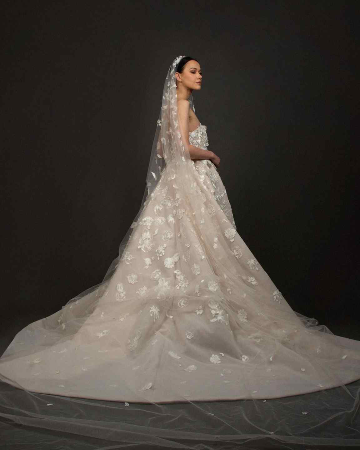 Gorgeous 2 Meters White Ivory Wedding Veils with Floral Appliques Long Lace Edge Bridal Head Veil with Comb For Marriage Bride Women's Accessorie