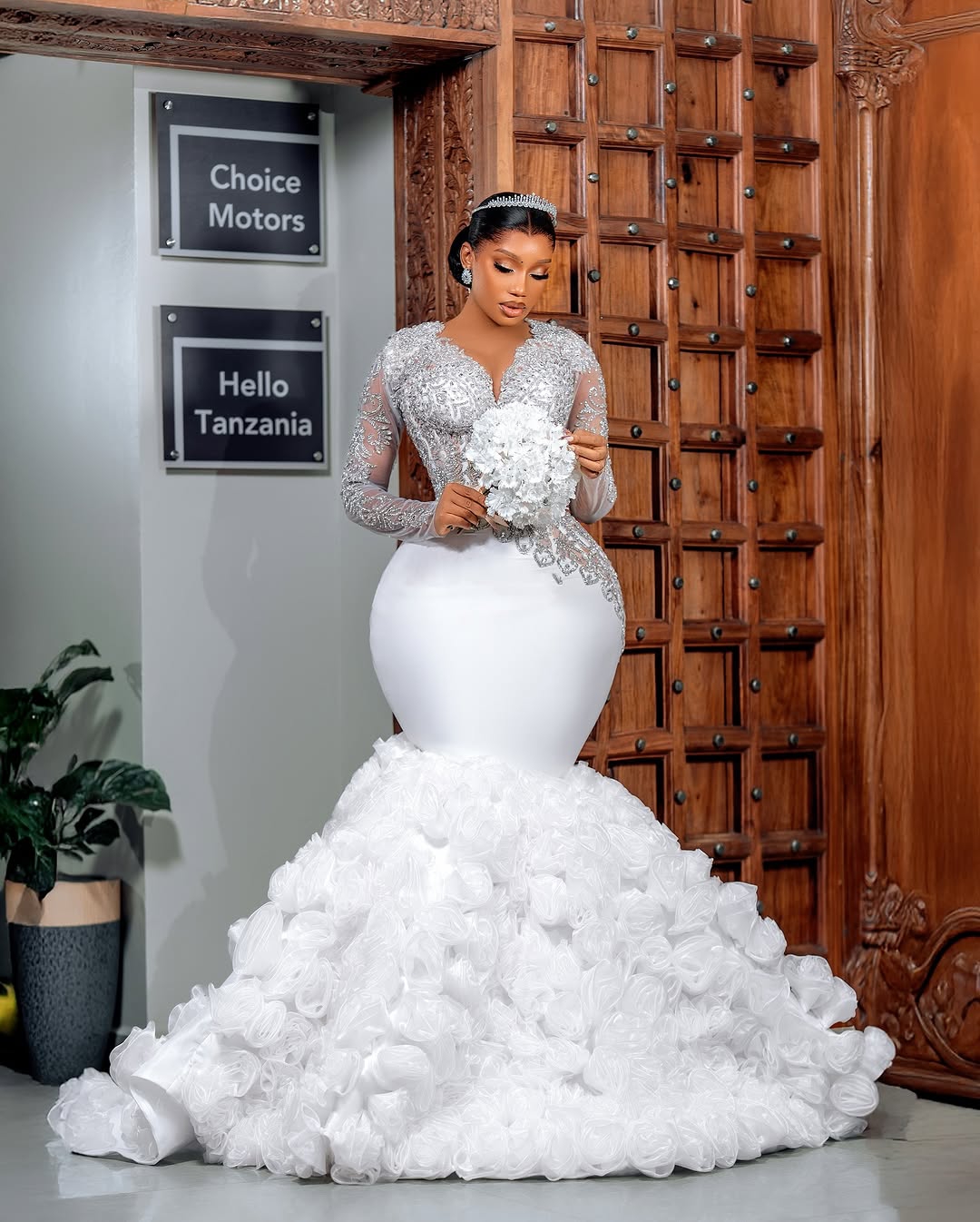 Gorgeous V Neck Wedding Dresses Rhinestone Bridal Gowns Long Sleeves Ruffle Flowers Princess Mermaid Customized Vestidos De Novia Plus Size