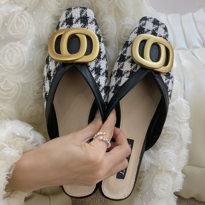 Baotou Half Slippers free Shipping Designer Sharp pointed sandals Flat slippers No follow-up sandals Wearing casual shoes outside