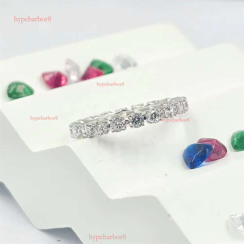 Elegant boutique jewelry, pure silver pyroxene ring, elegant and luxurious product