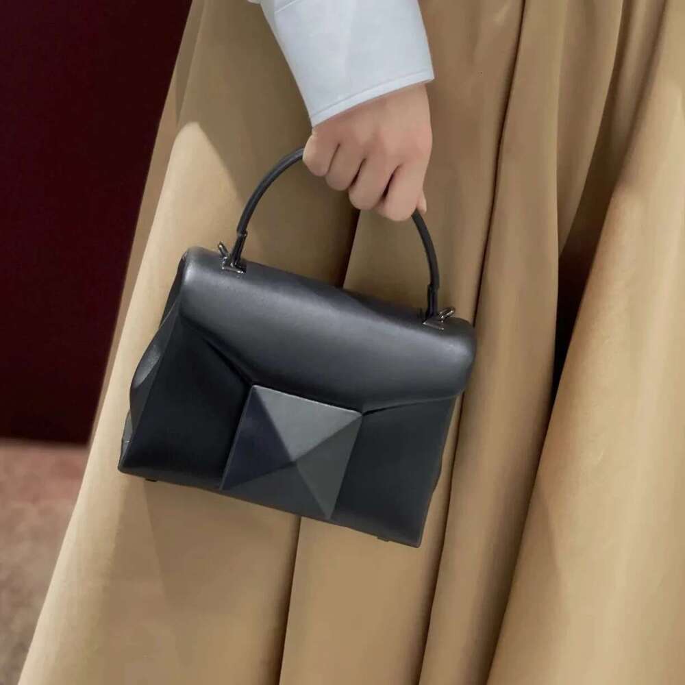 Genuine Leather Rivet Shoulder 2025 Design Commuter Mini Cowhide Crossbody Bag Vintage Green Fashion Ladies Handbag